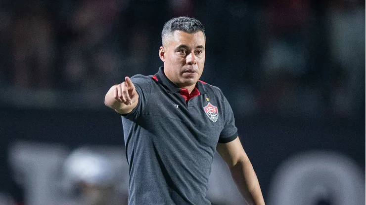 Jair Ventura tecnico do Vitoria durante partida contra o Flamengo no estadio Barradao pelo campeonato Brasileiro A 2026. Foto: Jhony Pinho/AGIF