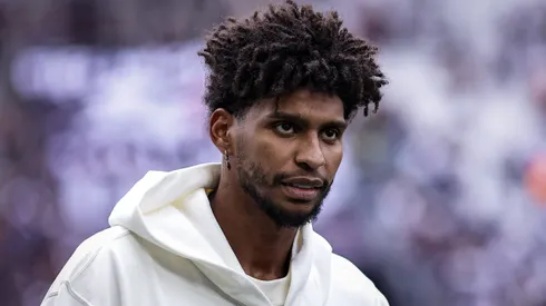 Hugo Souza goleiro do Corinthians assiste aquecimento antes da partida contra o Ceara no estadio Arena Corinthians pelo campeonato Brasileiro A 2025.