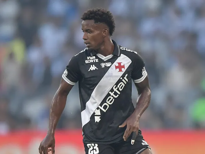 Thiago Mendes treina com bola no Vasco