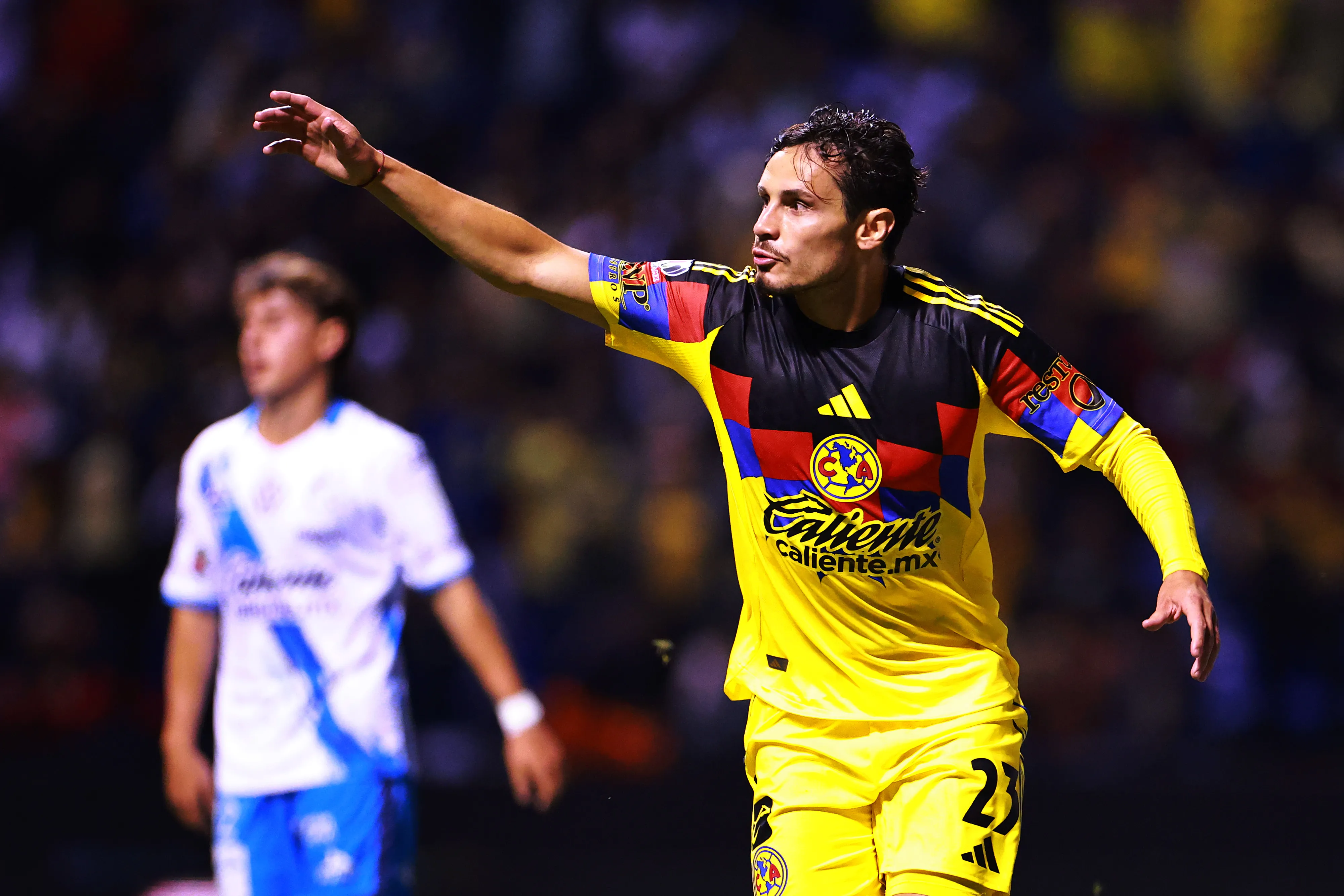 Raphael Veiga comemora primeiro gol pelo América-MEX. Foto: Manuel Velasquez/Getty Images