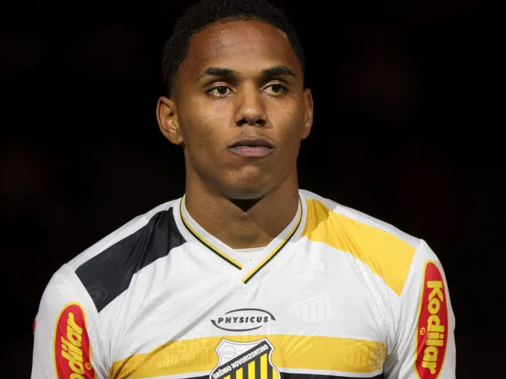 Fluminense monitora zagueiro Dantas, do Novorizontino