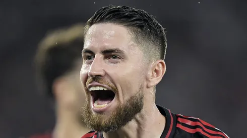 Jorginho jogador do Flamengo comemora seu gol durante partida contra o Bragantino no estadio Maracana pelo campeonato Brasileiro A 2025. Foto: Alexandre Loureiro/AGIF