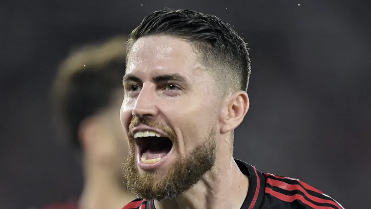 Jorginho jogador do Flamengo comemora seu gol durante partida contra o Bragantino no estadio Maracana pelo campeonato Brasileiro A 2025. Foto: Alexandre Loureiro/AGIF