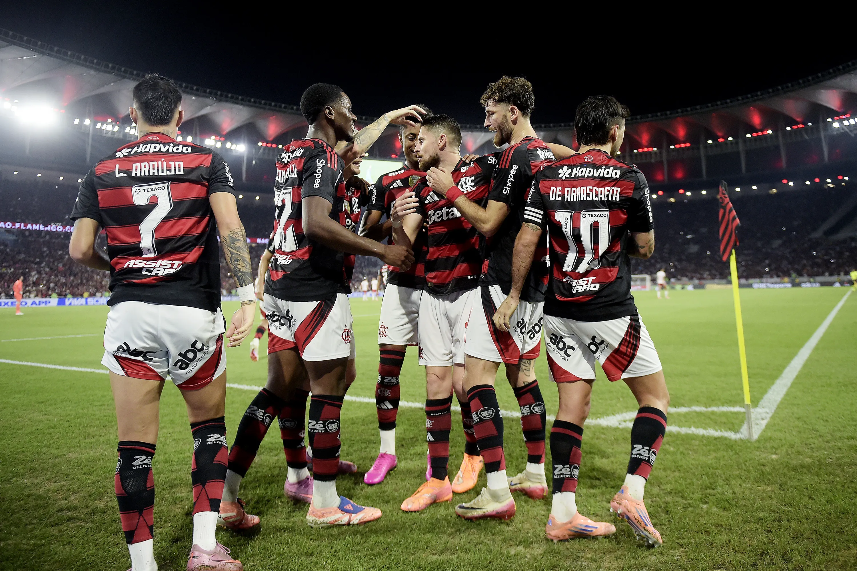 Jorginho  jogador do Flamengo comemora seu gol com jogadores do seu time durante partida contra o Bragantino no estadio Maracana pelo campeonato Brasileiro A 2025. Foto: Alexandre Loureiro/AGIF