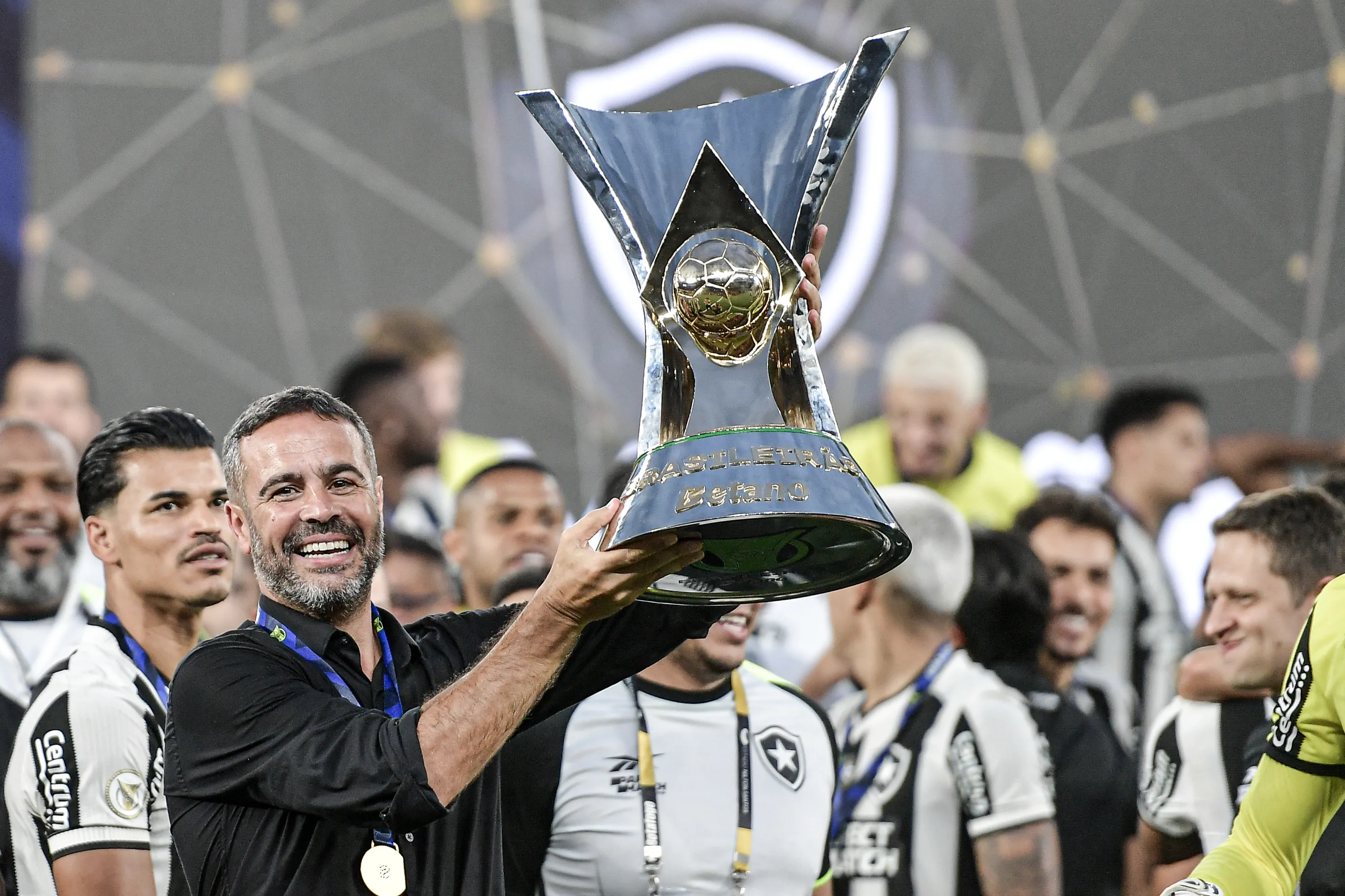 Artur Jorge tecnico do Botafogo comemoram titulo de campeao durante cerimonia de premiacao apos vitoria contra o Sao Paulo em partida no estadio Engenhao pela decisao do campeonato Brasileiro A 2024. Foto: Thiago Ribeiro/AGIF