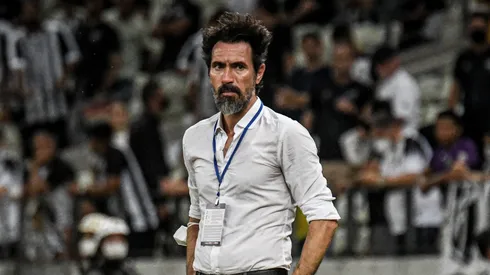 Eduardo Dominguez tecnico do Independiente durante partida contra o Ceara no estadio Arena Castelao pelo campeonato Copa Sul-Americana 2022. Foto: Kely Pereira/AGIF