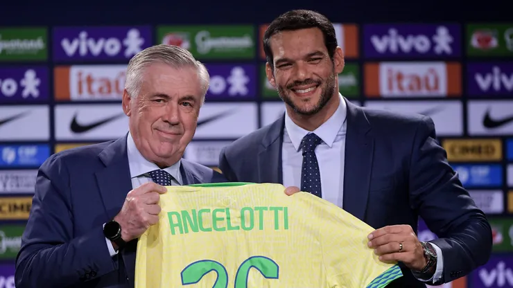 Carlo Ancelotti italiano tecnico da Selecao Brasileira e Samir Xaud presidente da CBF(Confederacao Brasileira de Futebol) durante convocacao dos jogadores para os jogos diante de Equador e Paraguai, nos proximos dias 5 e 10, pelas Eliminatorias Sul-Americanas para a Copa do Mundo de 2026, evento realizado no Hotel Hotel Gran Hyatt na Barra da Tijuca, Zona Oeste do Rio de Janeiro, nesta segunda (26). Foto: Thiago Ribeiro/AGIF