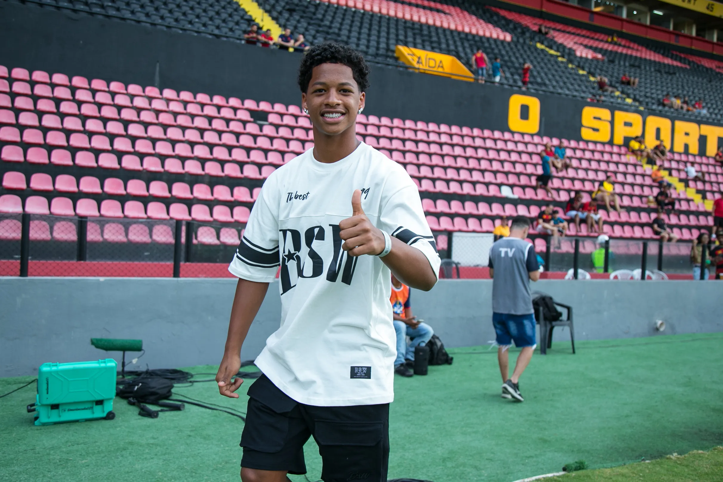 PE – RECIFE – 07/12/2025 – BRASILEIRO A 2025, SPORT X GREMIO – Ze Lucas jogador do Sport antes da partida contra o Gremio na Ilha do Retiro em Recife (PE), pelo Campeonato Brasileiro A 2025. Foto: Marlon Costa/AGIF