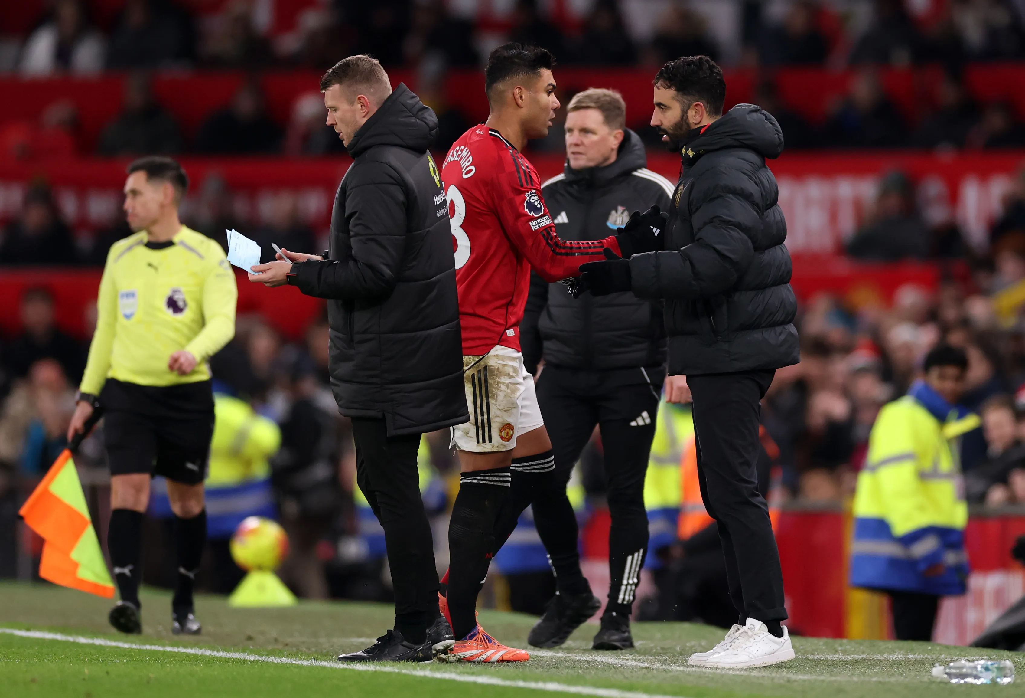 Ruben Amorim fala com Casemiro após substituição no United. (Photo by Carl Recine/Getty Images)