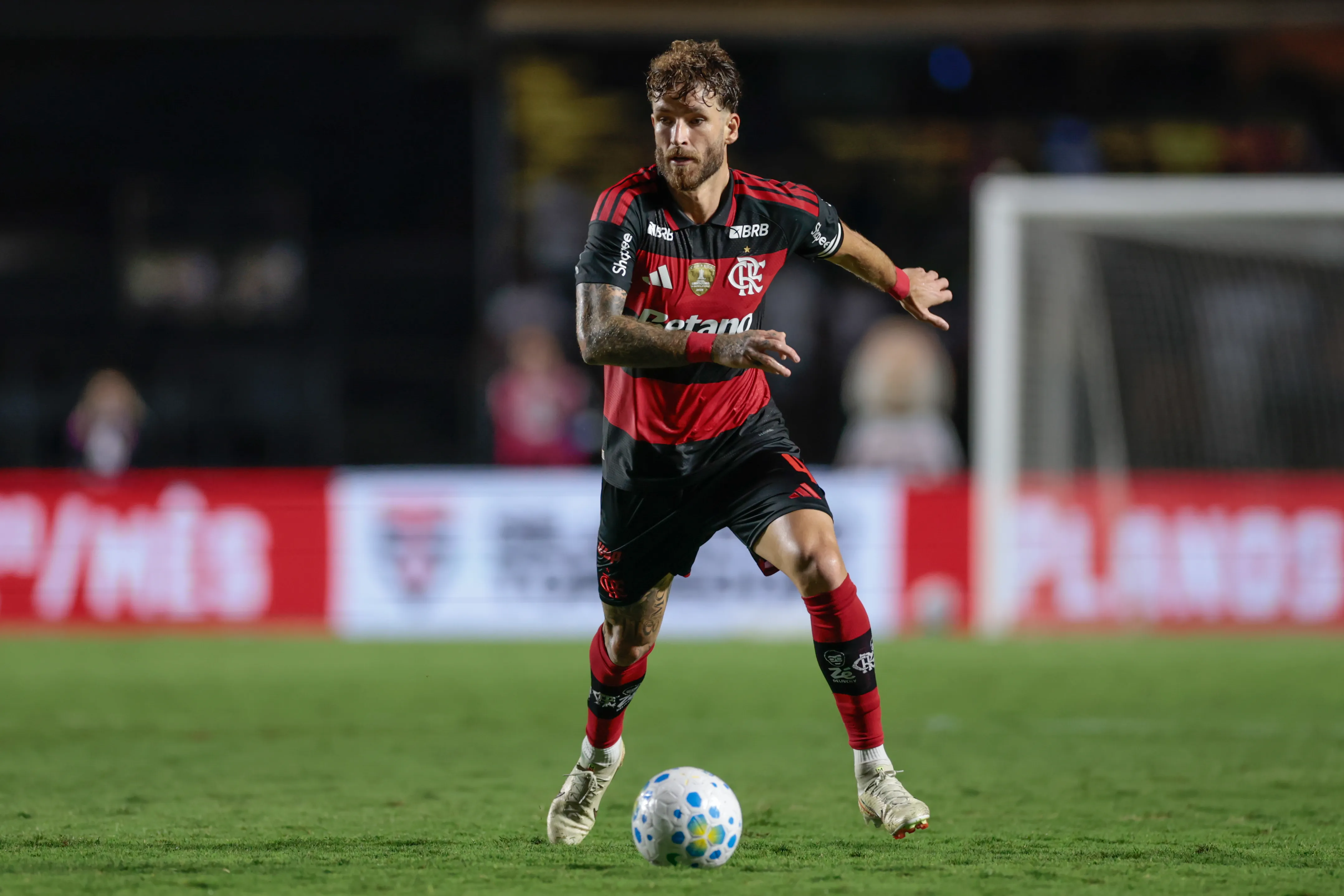 Leo Pereira jogador do Flamengo durante partida contra o Sao Paulo no estadio Morumbi pelo campeonato Brasileiro A 2026. Foto: Marcello Zambrana/AGIF
