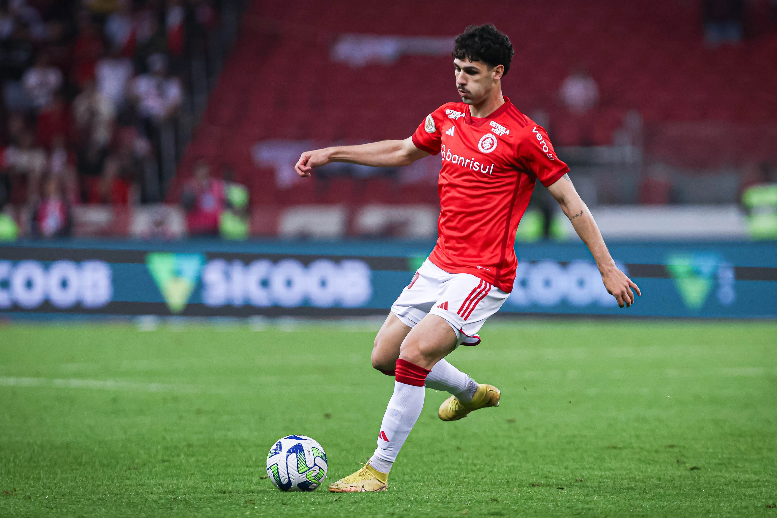 RS – PORTO ALEGRE – 05/08/2023 – BRASILEIRO A 2023, INTERNACIONAL X CORINTHIANS – Johnny jogador do Internacional durante partida contra o Corinthians no estadio Beira-Rio pelo campeonato Brasileiro A 2023. Foto: Maxi Franzoi/AGIF