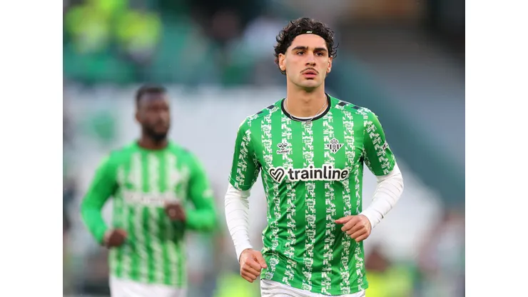 Johnny Cardoso of Real Betis warms up prior to the LaLiga match between Real Betis Balompie and Sevilla FC at Estadio Benito Villamarin on March 30, 2025 in Seville, Spain.