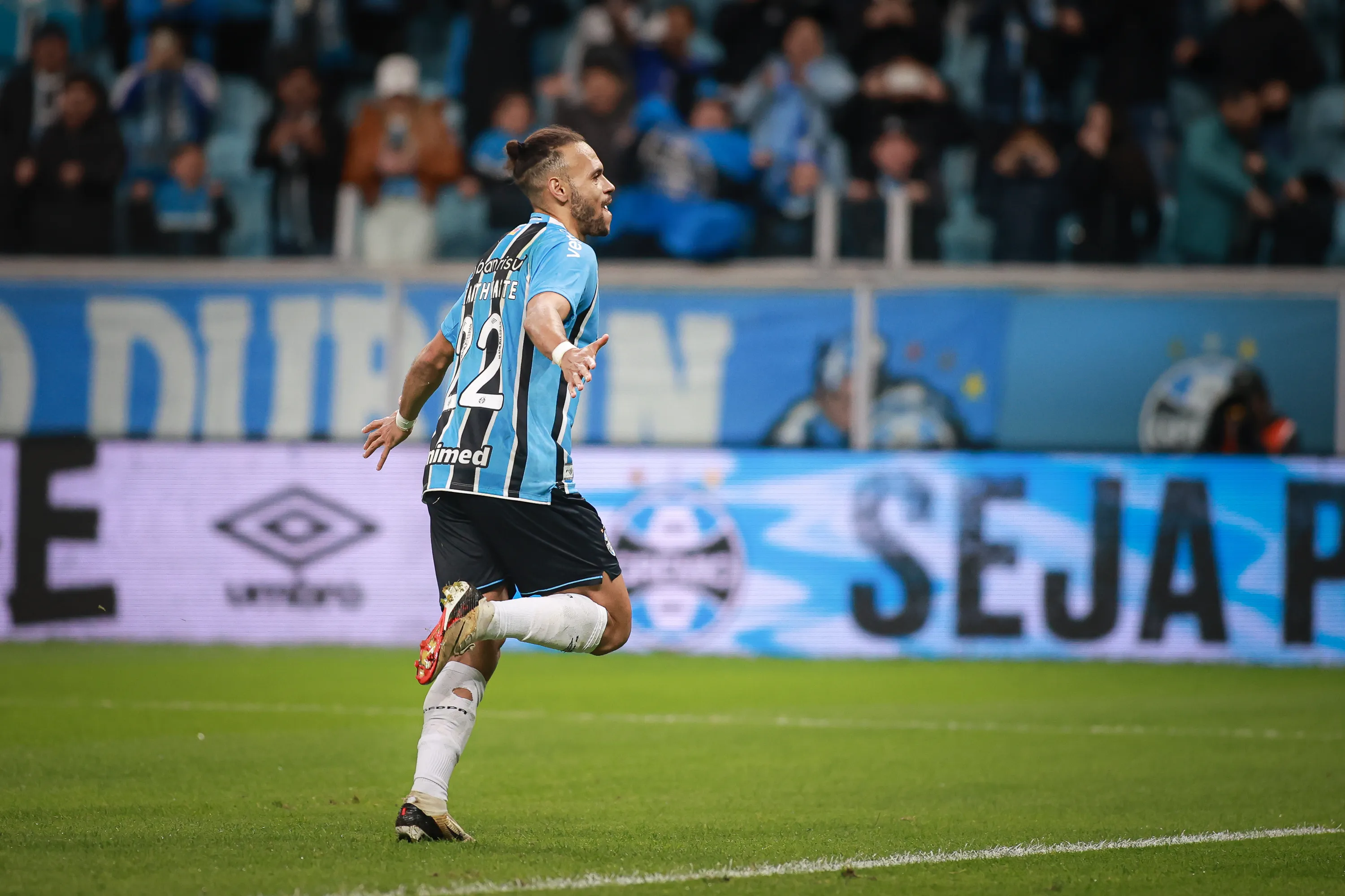 Martin Braithwaite atuando no Grêmio em 2025 – Foto: Maxi Franzoi/AGIF
