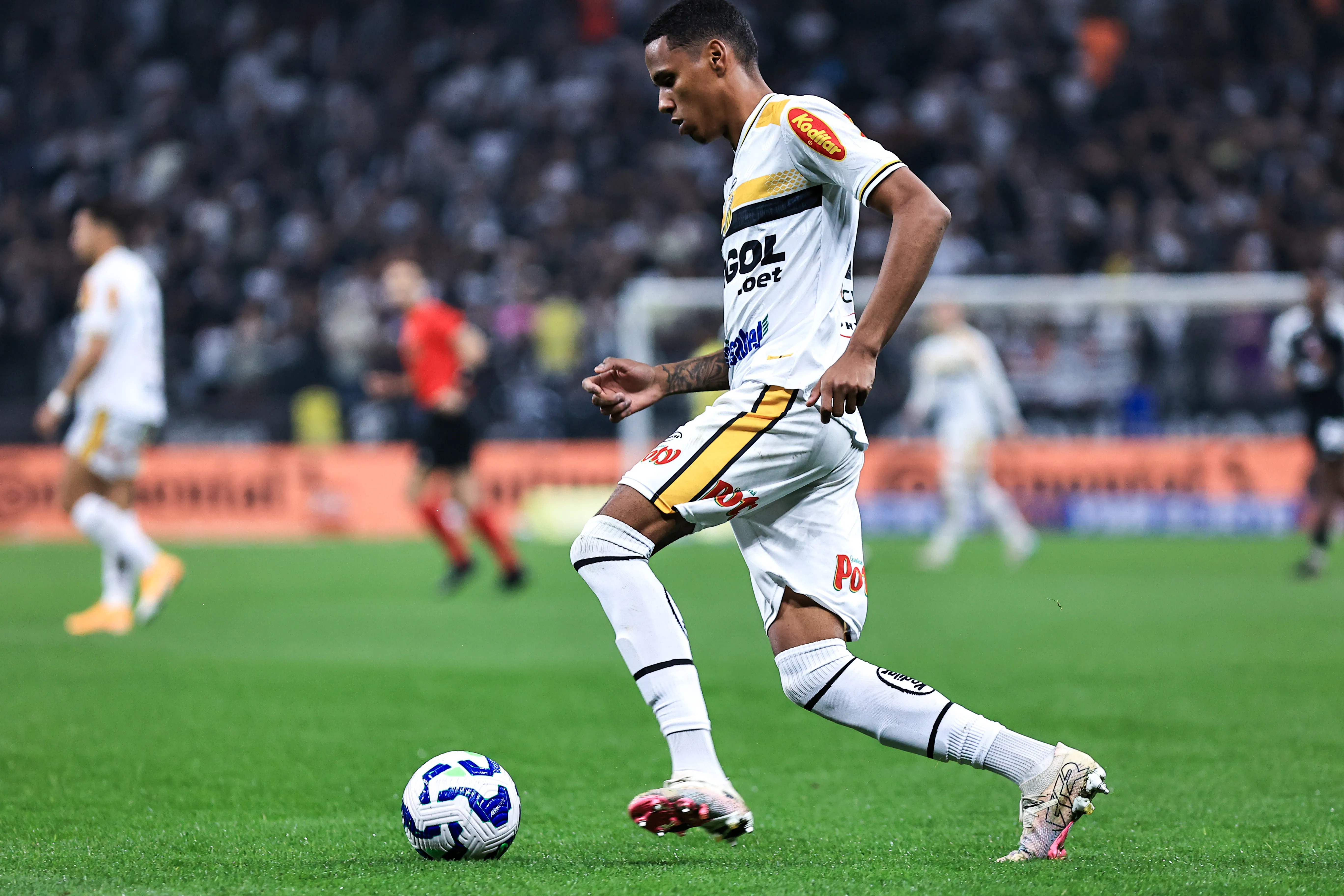 Dantas, jogador do Novorizontino, durante partida contra o Corinthians – Foto: Fabio Giannelli/AGIF