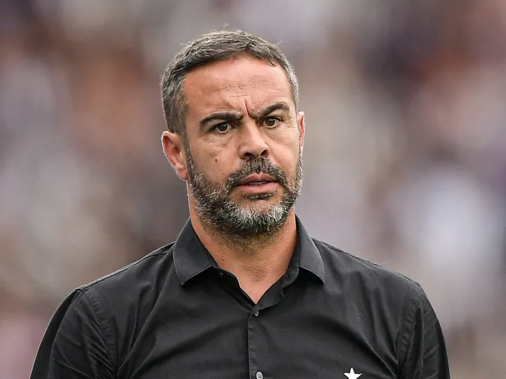 Ex-Botafogo, Artur Jorge interessa ao Vasco, que fez proposta