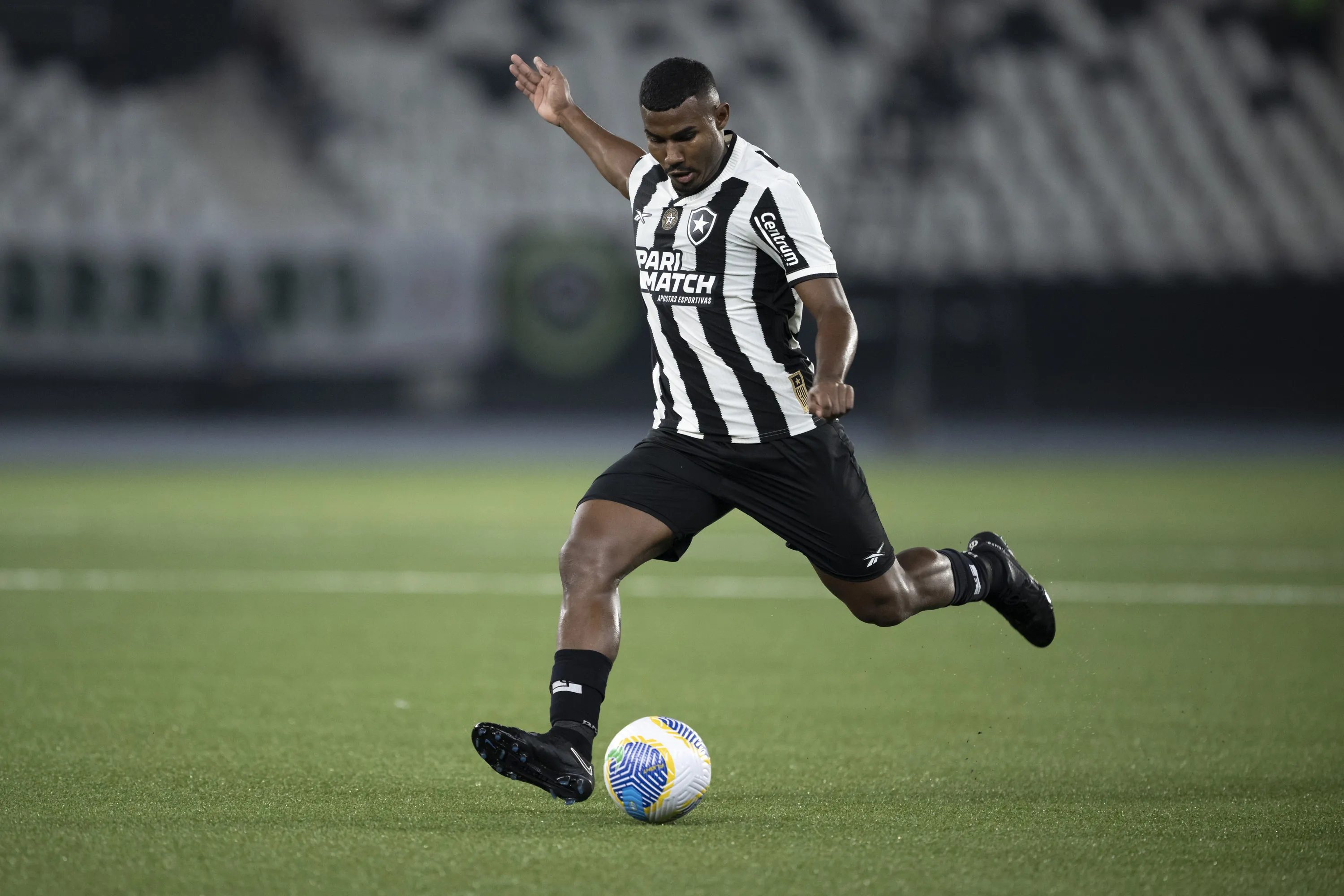 Cuiabano atuando no Botafogo em 2024 – Foto: Jorge Rodrigues/AGIF