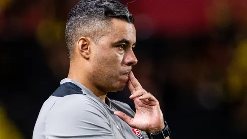 Jair Ventura tecnico do Vitoria durante partida contra o Sport no estadio Ilha do Retiro pelo campeonato Brasileiro A 2025. Foto: Rafael Vieira/AGIF