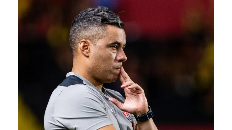 Jair Ventura tecnico do Vitoria durante partida contra o Sport no estadio Ilha do Retiro pelo campeonato Brasileiro A 2025. Foto: Rafael Vieira/AGIF