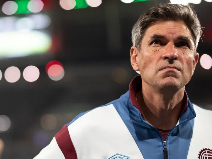 Técnico do Lanús elogia Filipe Luís antes da final