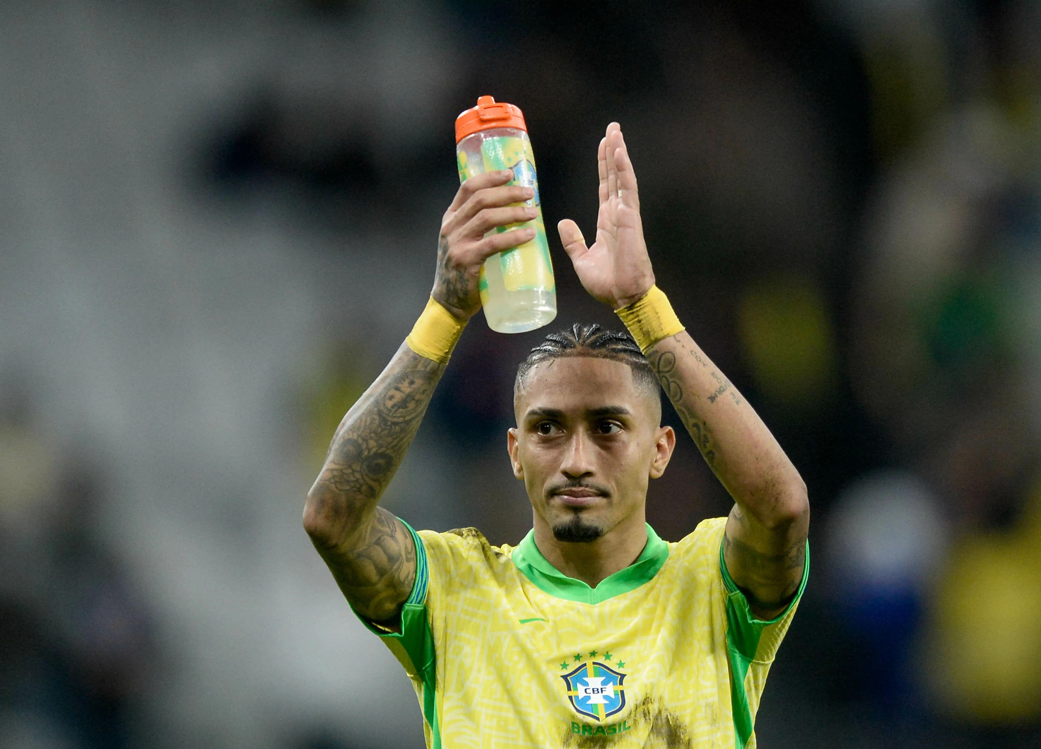Jogadores do Selecao Brasileira Vinicius Junior, Casemiro  e Rafinha comemoram vitoria ao final da partida contra o Paraguai no estadio Arena Corinthians pelo campeonato Eliminatorias Copa Do Mundo 2026. Foto: Jhony Pinho/AGIF