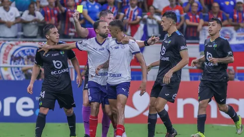 Luciano Juba jogador do Bahia recebe cartao amarelo do arbitro durante partida contra o OHiggins no estadio Fonte Nova pelo campeonato Copa Libertadores 2026. Foto: Marcio Jose/AGIF