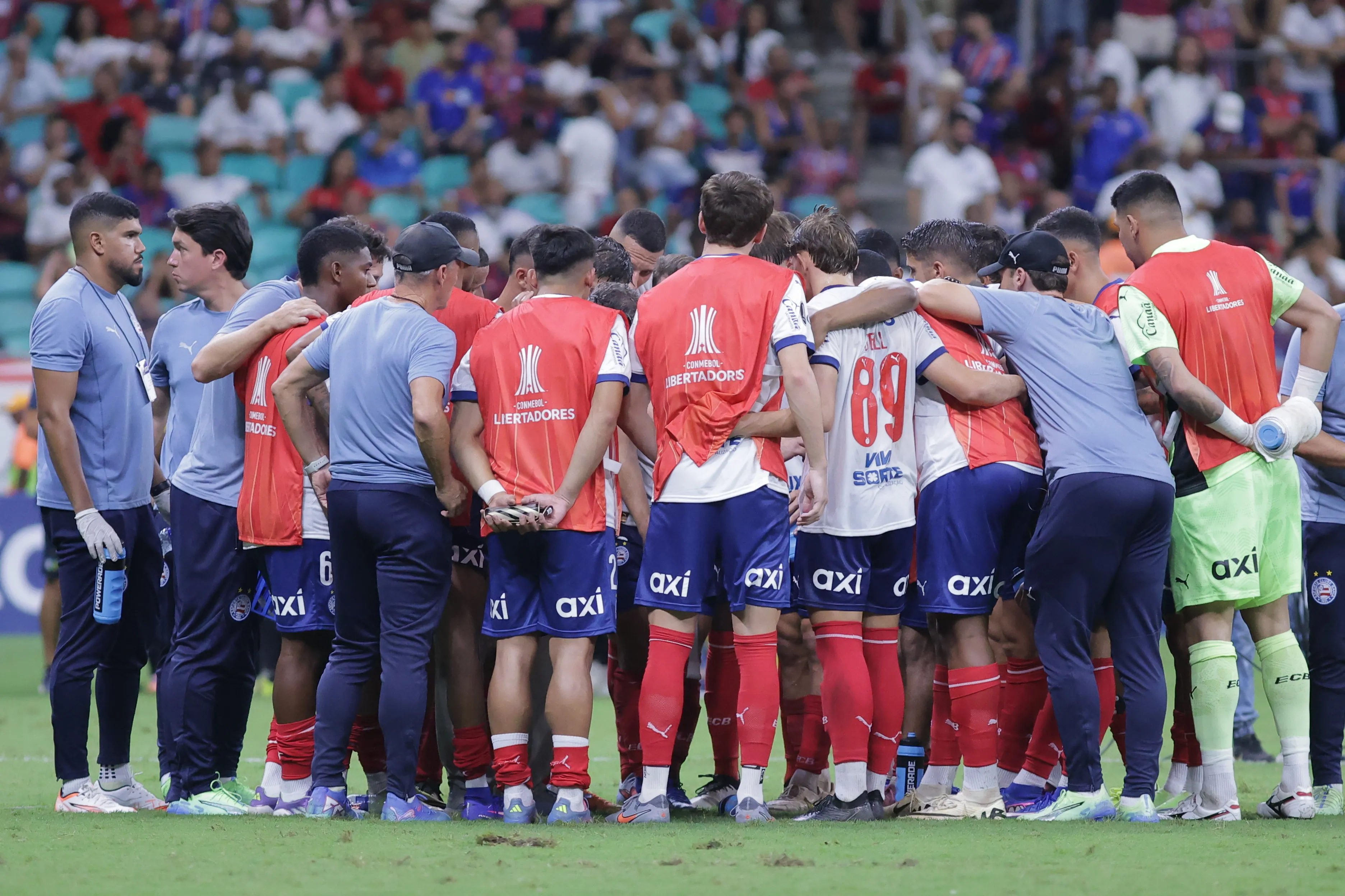 Ronaldo jogador do Bahia disputa lance com jogador do OHiggins durante partida no estadio Fonte Nova pelo campeonato Copa Libertadores 2026. Foto: Marcio Jose/AGIF