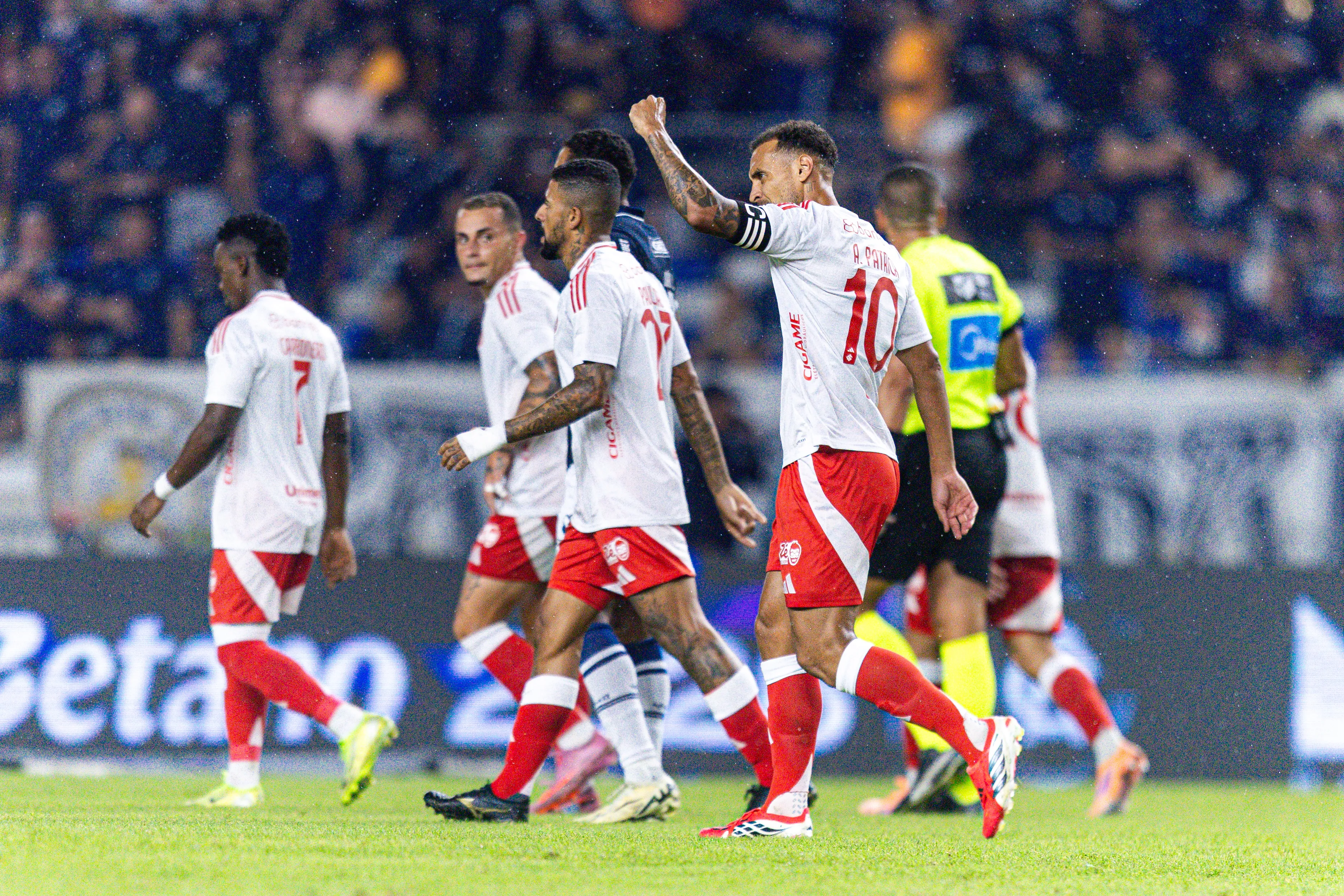 Alan Patrick jogador do Internacional comemora seu gol durante partida contra o Remo no estadio Mangueirao pelo campeonato Brasileiro A 2026. Foto: Fernando Torres/AGIF
