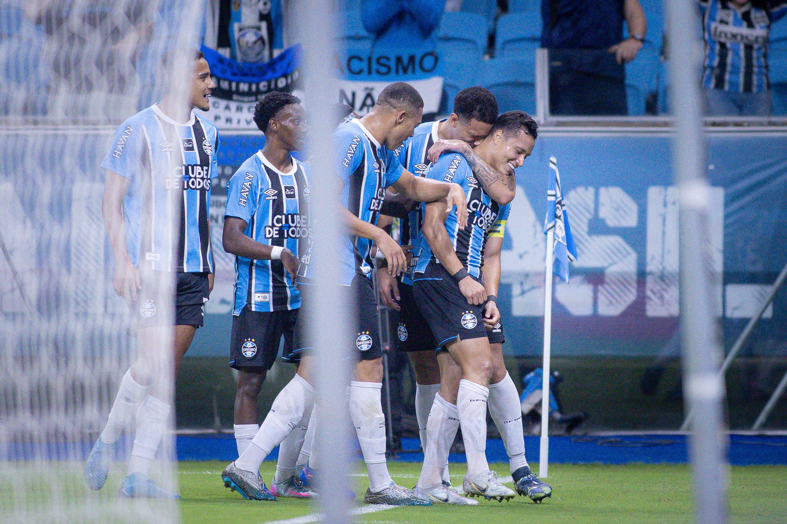 Marlon jogador do Gremio comemora seu gol com jogadores do seu time durante partida contra o Atletico-MG no estadio Arena do Gremio pelo campeonato Brasileiro A 2026. Foto: Maxi Franzoi/AGIF