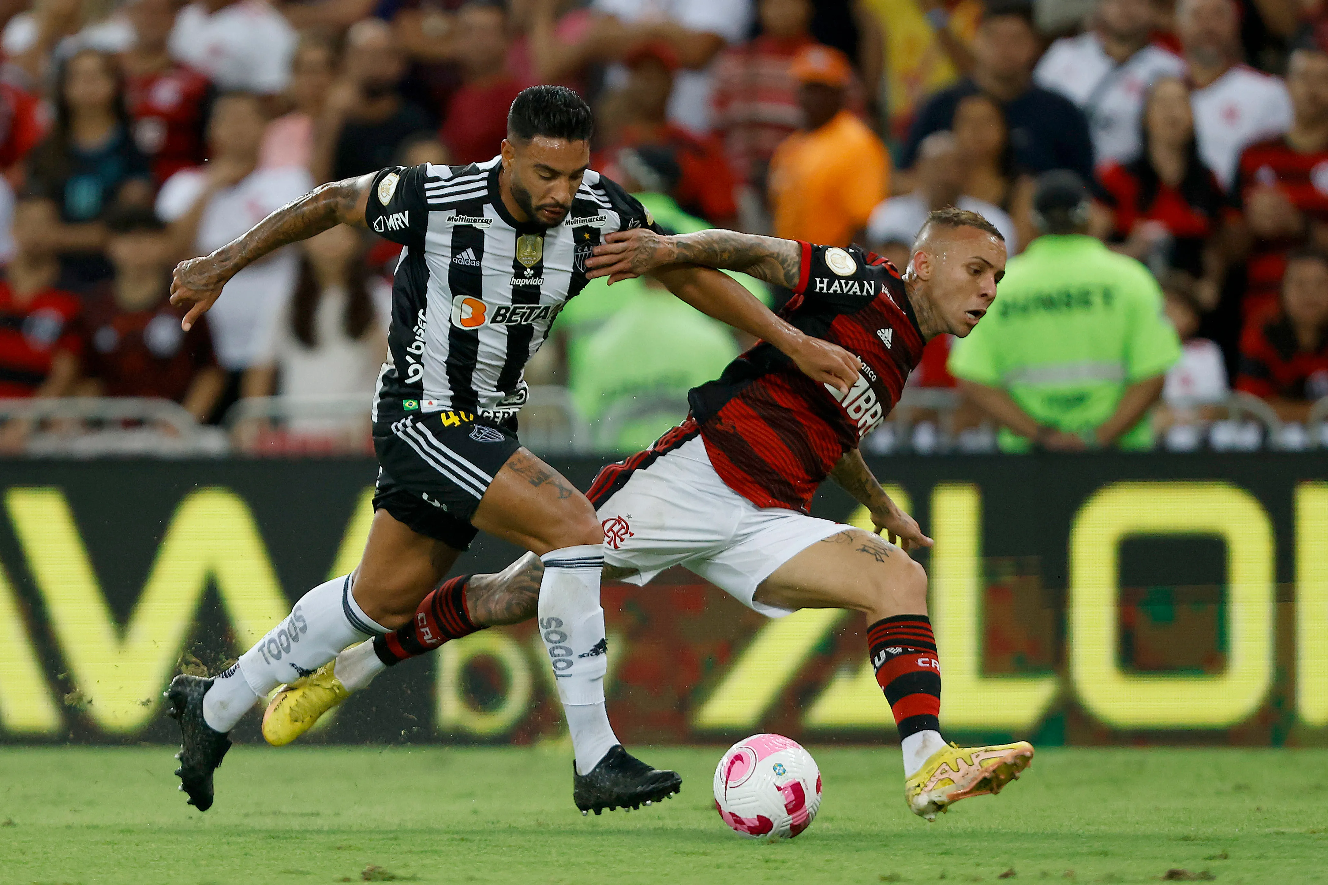 Nathan marca Everton Cebolinha em confronto diante do Flamengo. (Photo by Wagner Meier/Getty Images)