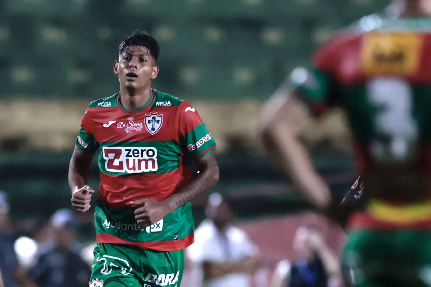 SP – SAO PAULO – 22/02/2026 – PAULISTA 2026, PORTUGUESA PAULISTA X CORINTHIANS – Ze Vitor jogador do Portuguesa Paulista comemora seu gol durante partida contra o Corinthians no estadio Caninde pelo campeonato Paulista 2026. Foto: Marcello Zambrana/AGIF