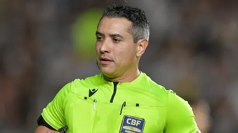 O arbitro Felipe Fernandes de Lima durante partida entre Vasco e Gremio no estadio Sao Januario pelo campeonato Brasileiro A 2025. Foto: Thiago Ribeiro/AGIF