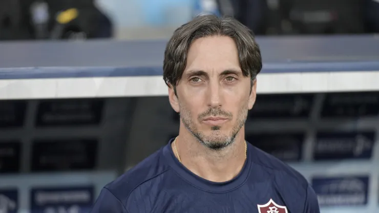 Luis Zubeldía técnico do Fluminense durante partida contra o Botafogo no estádio Maracanã pelo campeonato Brasileiro A 2026. Foto: Thiago Ribeiro/AGIF