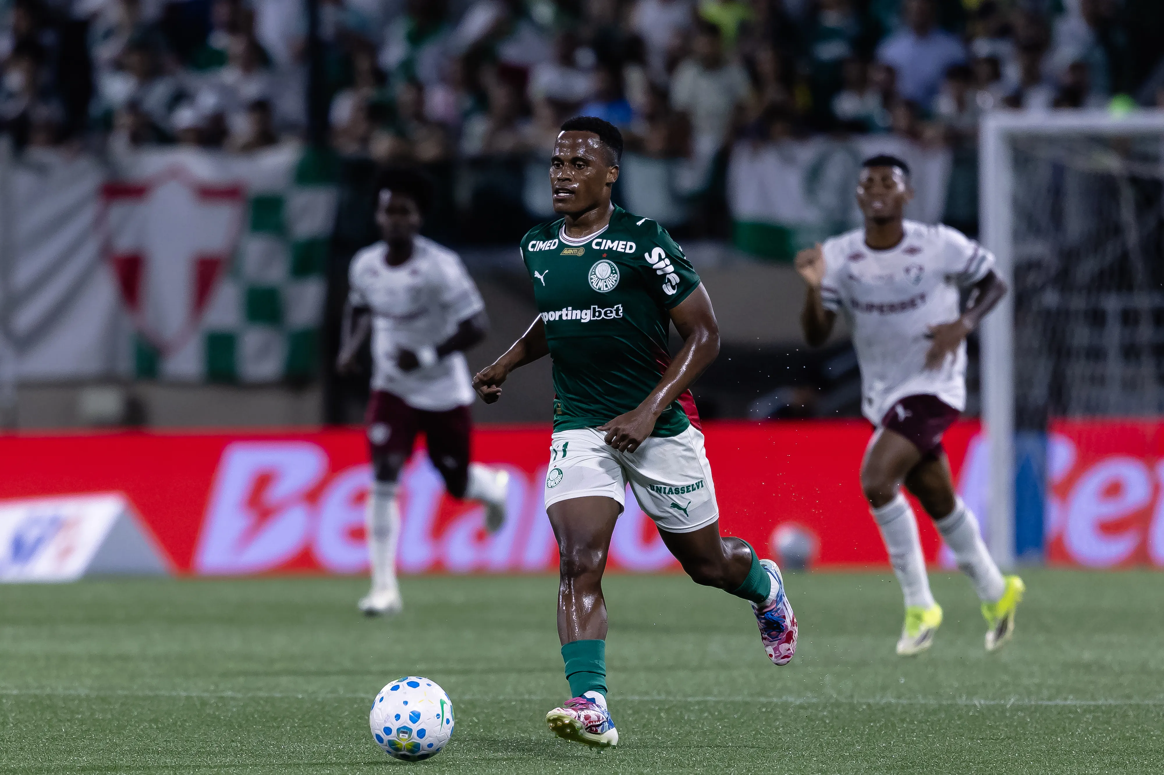 Jhon Arias jogador do Palmeiras durante partida contra o Fluminense no estadio Arena Barueri pelo campeonato Brasileiro A 2026. Foto: Ettore Chiereguini/AGIF