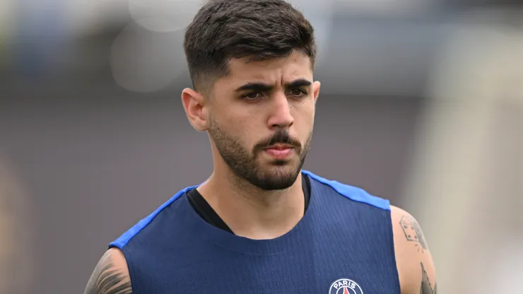 Lucas Beraldo, camisa 4 do Paris Saint-Germain, observa durante um treino da equipe antes da final do Mundial de Clubes da FIFA 2025 contra o Chelsea FC, na Universidade Rutgers, em 11 de julho de 2025, em Piscataway, Nova Jersey. (Foto de David Ramos/Getty Images)