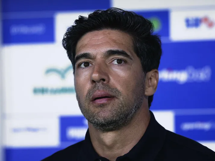 Abel Ferreira cita Zubeldía e compara situação no Palmeiras