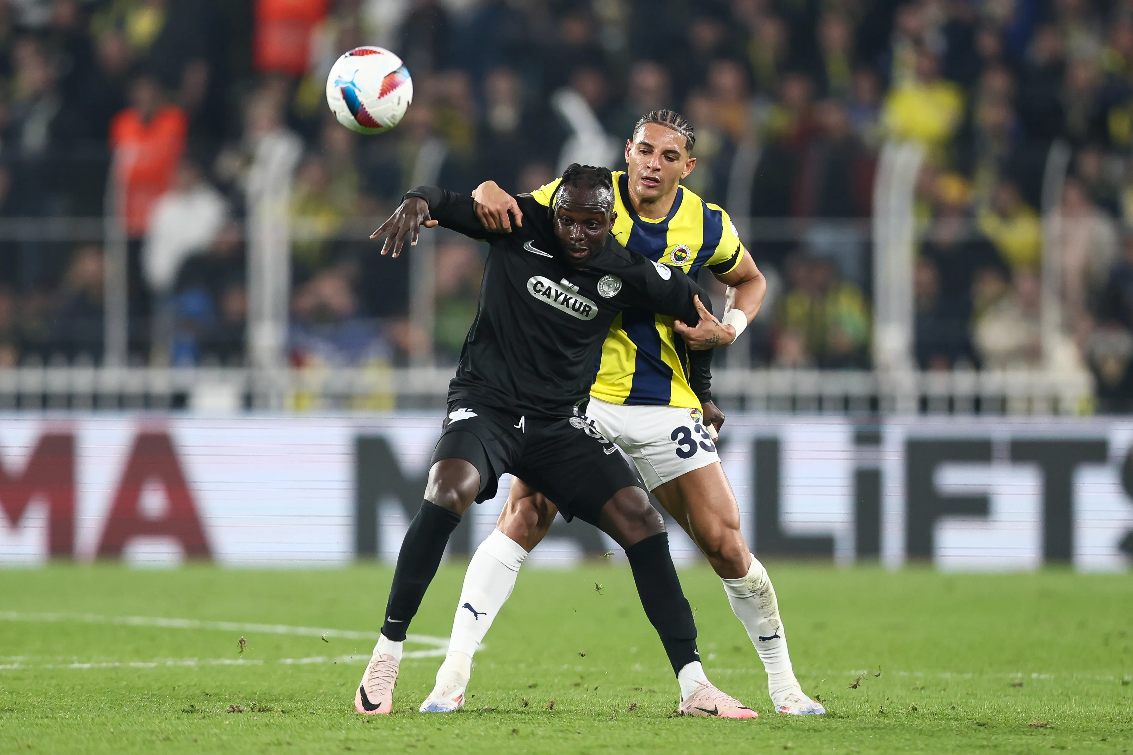 Diego Carlos atuando pelo Fenerbahce-TUR – (Photo by Ahmad Mora/Getty Images)
