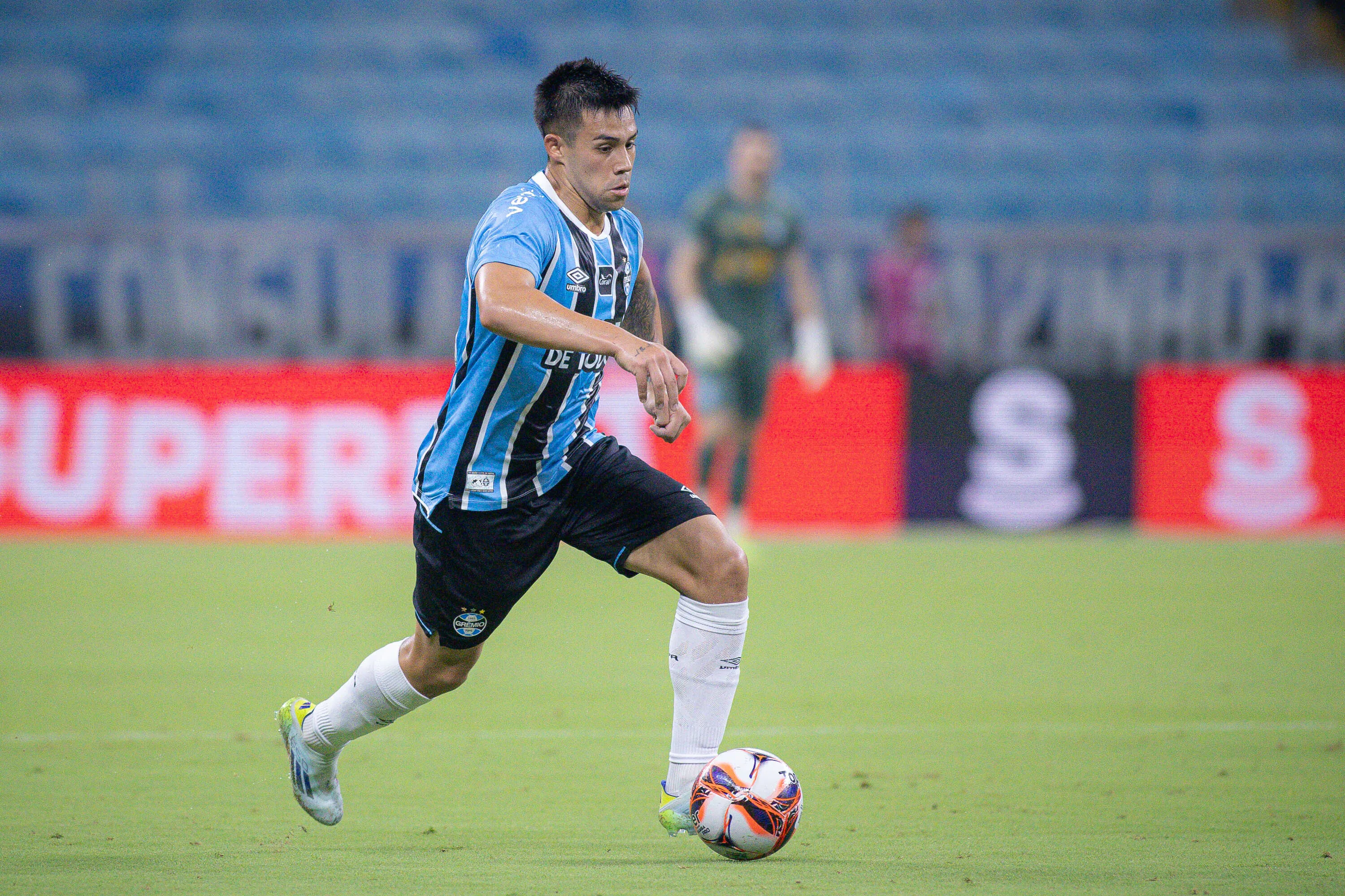 Aravena atuando no Grêmio pelo Estadual em 2026 – Foto: Maxi Franzoi/AGIF