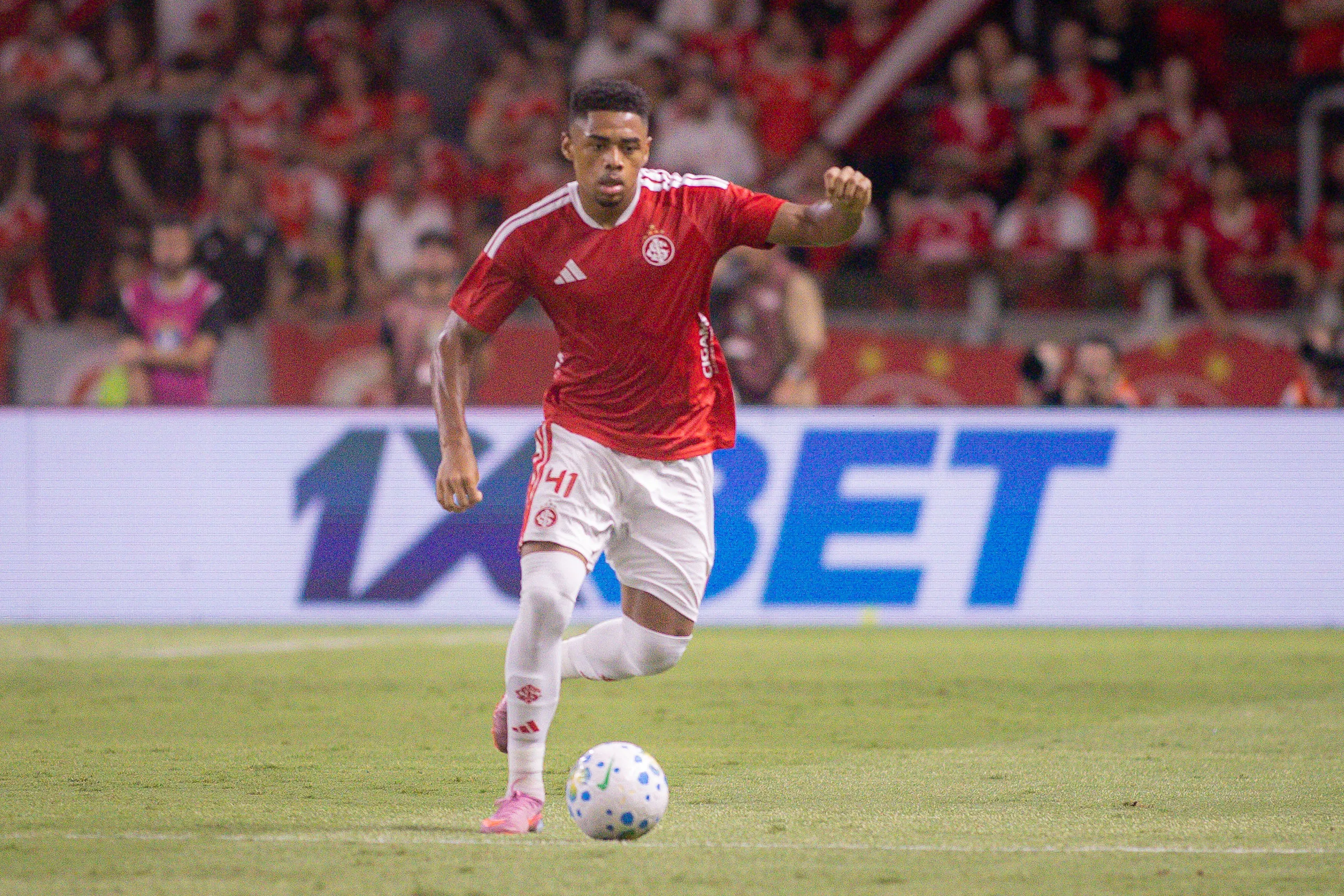 Victor Gabriel deve jogar o clássico – Foto: Maxi Franzoi/AGIF.