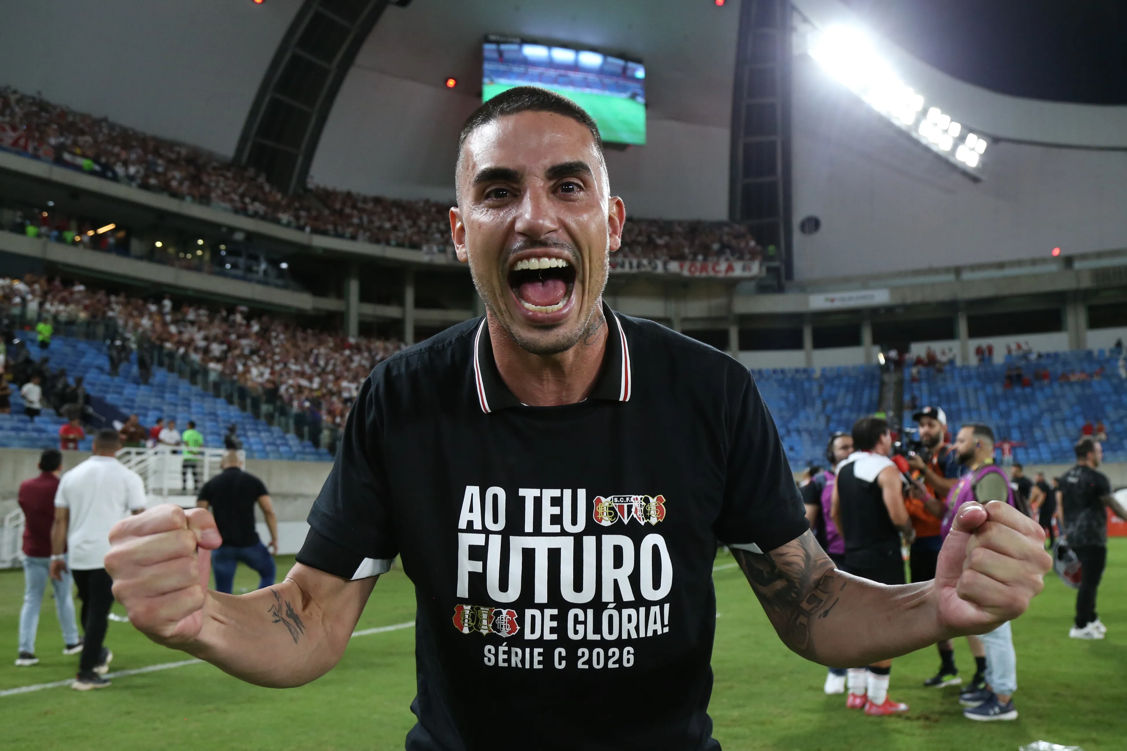 Thiago Galhardo comemora o acesso do Santa Cruz à Série C de 2026. Foto: Marlon Costa/AGIF