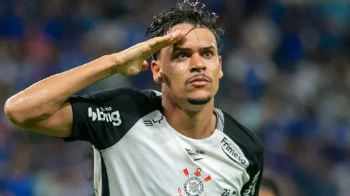 João Pedro Tchoca comemorando gol contra o Cruzeiro no Brasileirão de 2026.