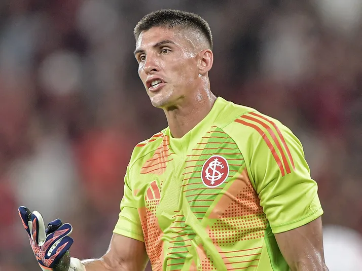 Rochet vive momento conturbado no Internacional, mas seguirá como titular