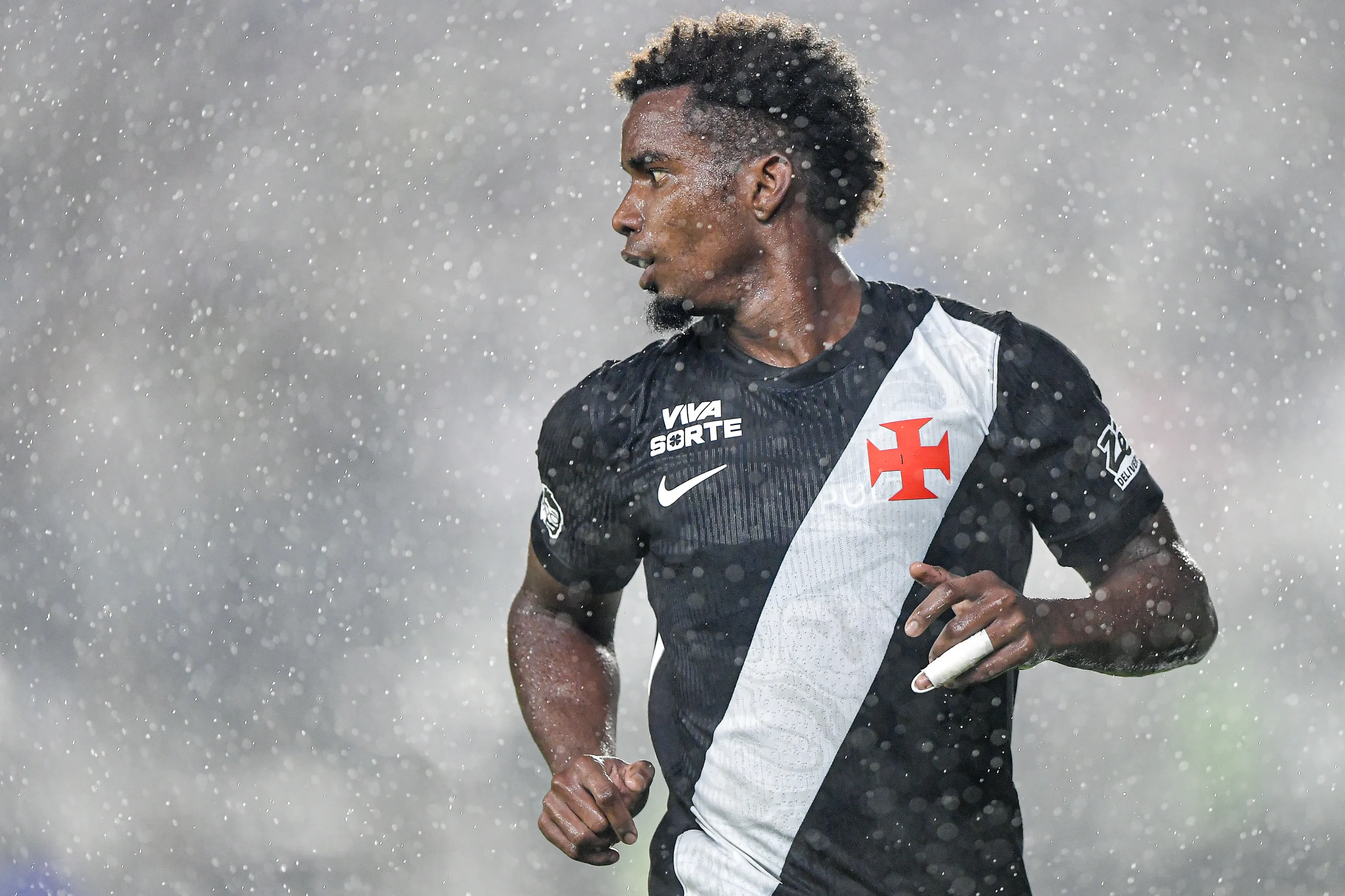 Thiago Mendes jogador do Vasco durante partida contra o Chapecoense no estadio Sao Januario pelo campeonato Brasileiro A 2026. Foto: Thiago Ribeiro/AGIF