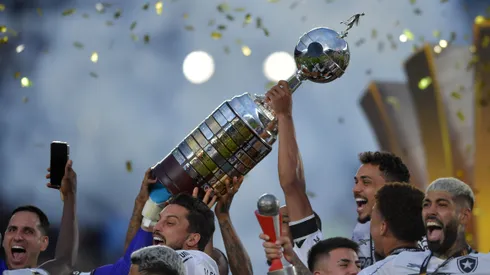 Botafogo com o troféu da Copa Libertadores. (Photo by Marcelo Endelli/Getty Images)