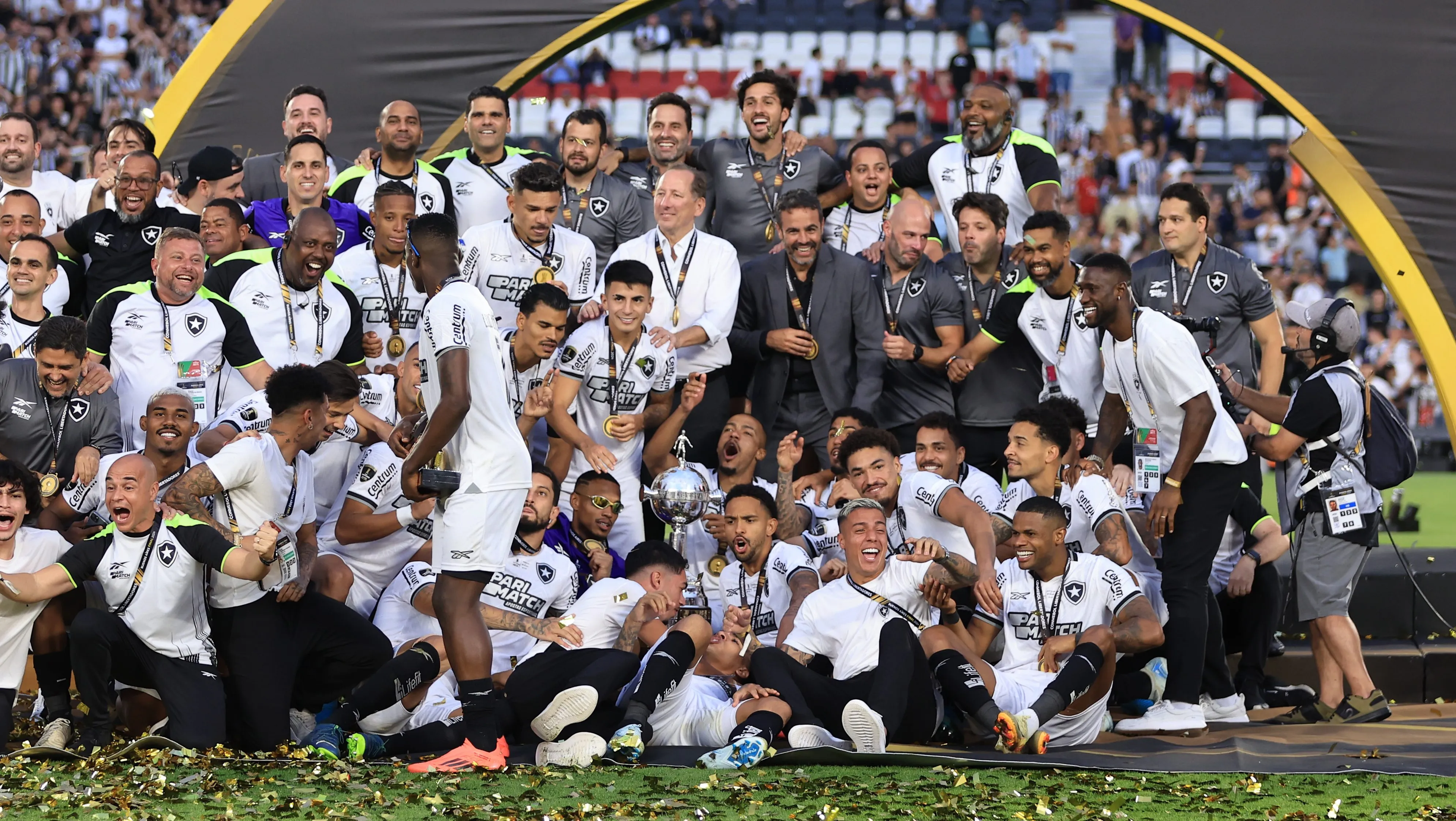 Botafogo com o troféu da Copa Libertadores. (Photo by Buda Mendes/Getty Images)