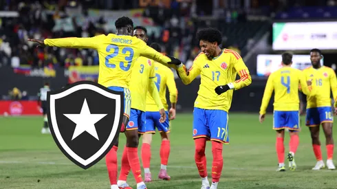 Davinson Sanchez, da Colômbia, comemora após marcar o terceiro gol da equipe com seu companheiro de equipe Johan Mojica durante a partida amistosa internacional entre Colômbia e Austrália (Foto de Jordan Bank/Getty Images)