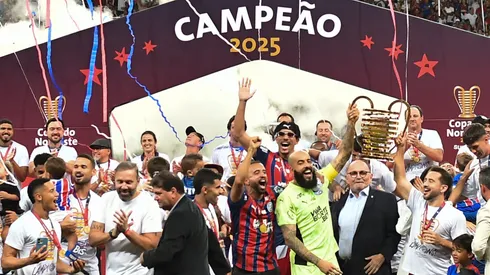 Jogadores do Bahia comemorando título da Copa do Nordeste de 2025.