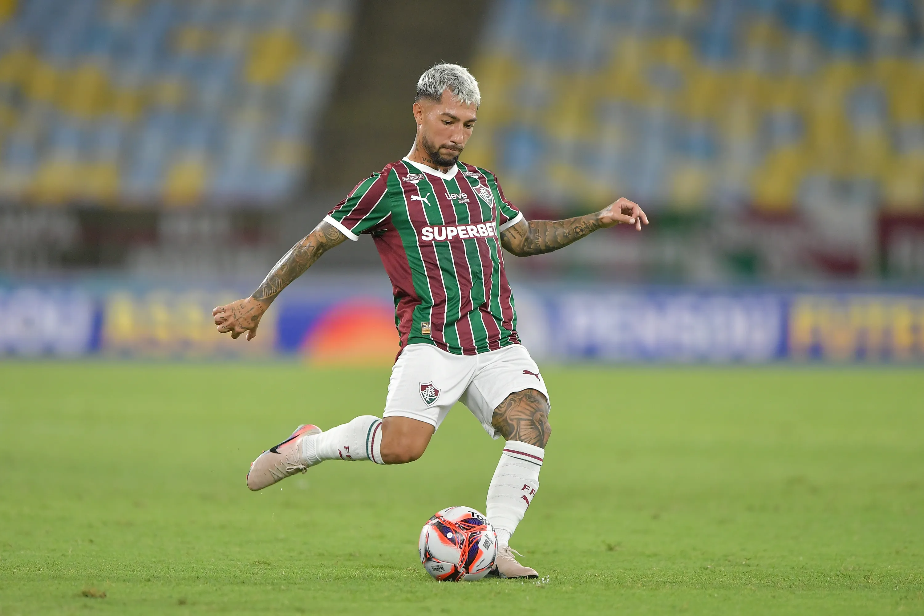 Lucho Acosta atuando no Fluminense – Foto: Thiago Ribeiro/AGIF