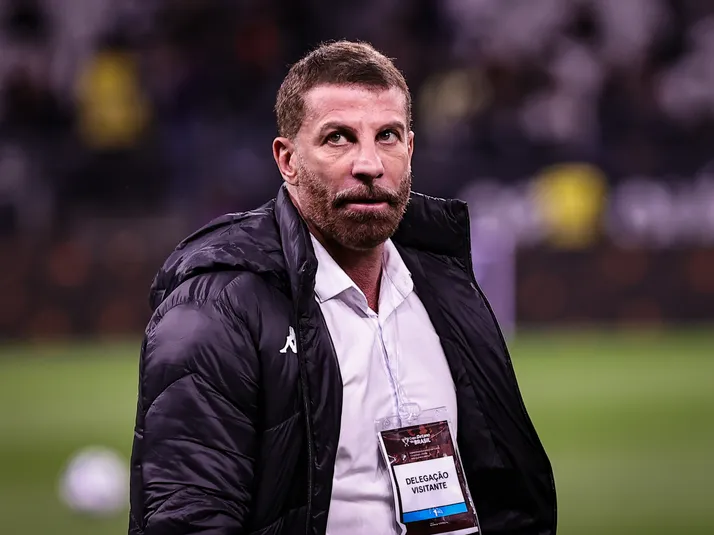 Pedrinho estuda proposta para ter Renato Paiva como técnico do Vasco