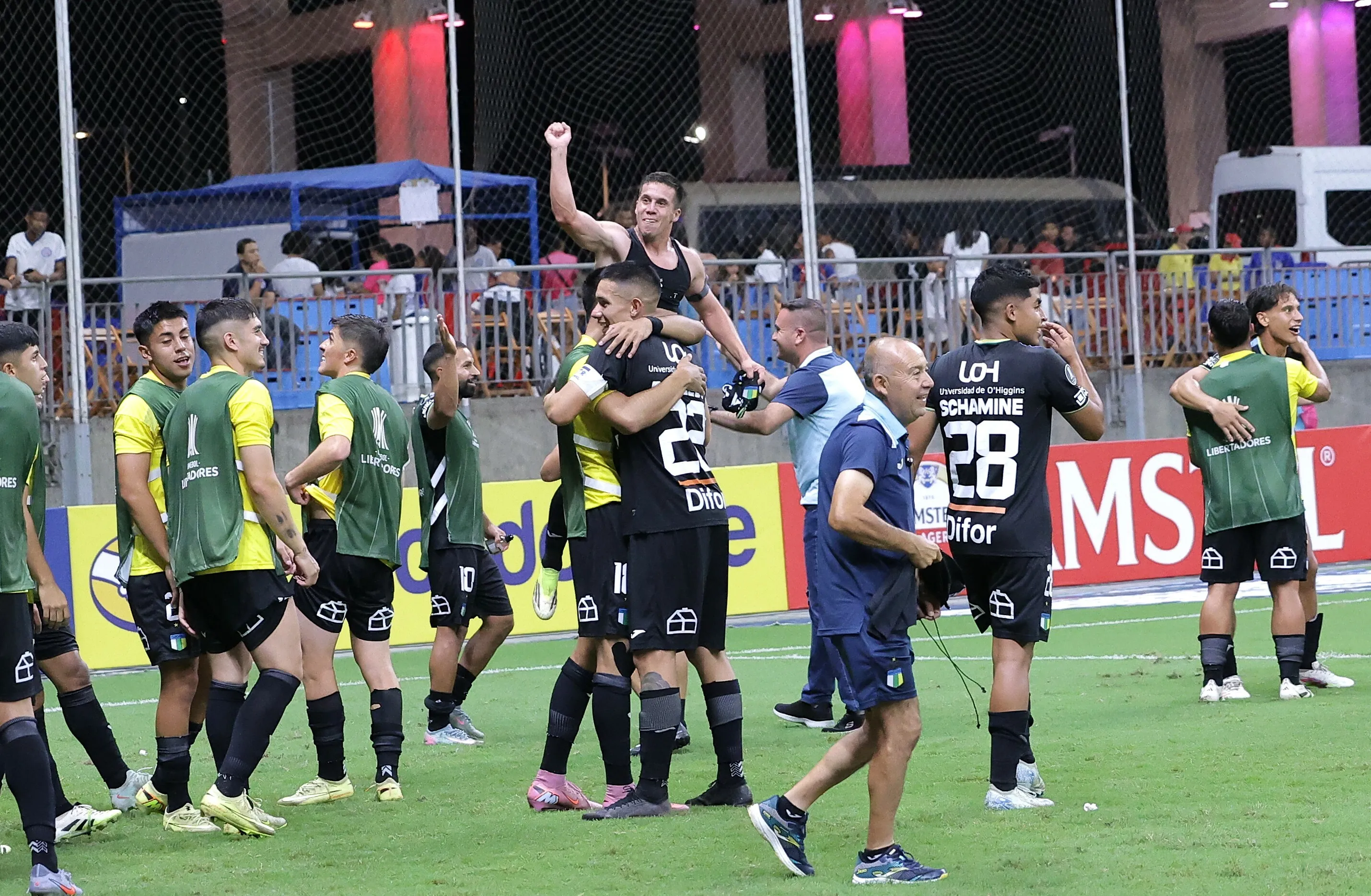 Jogadores do OHiggins comemoram vitoria ao final da partida contra o Bahia no estadio Fonte Nova pelo campeonato Copa Libertadores 2026. Foto: Marcio Jose/AGIF