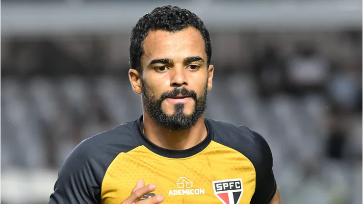 Danielzinho jogador do Sao Paulo durante aquecimento antes da partida contra o Santos no estadio Vila Belmiro pelo campeonato Brasileiro A 2026. Foto: Jota Erre/AGIF